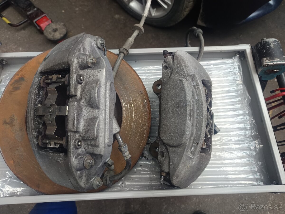 Predné strmene-Brembo 4-piest 345mm - 3