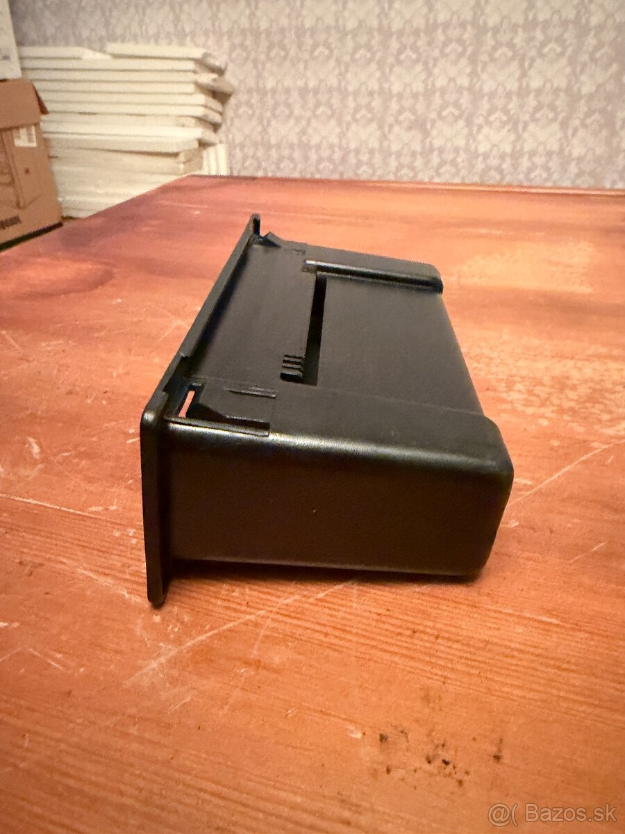 Predám čiernu plastovú odkladaciu priehradku do interiéru - 3