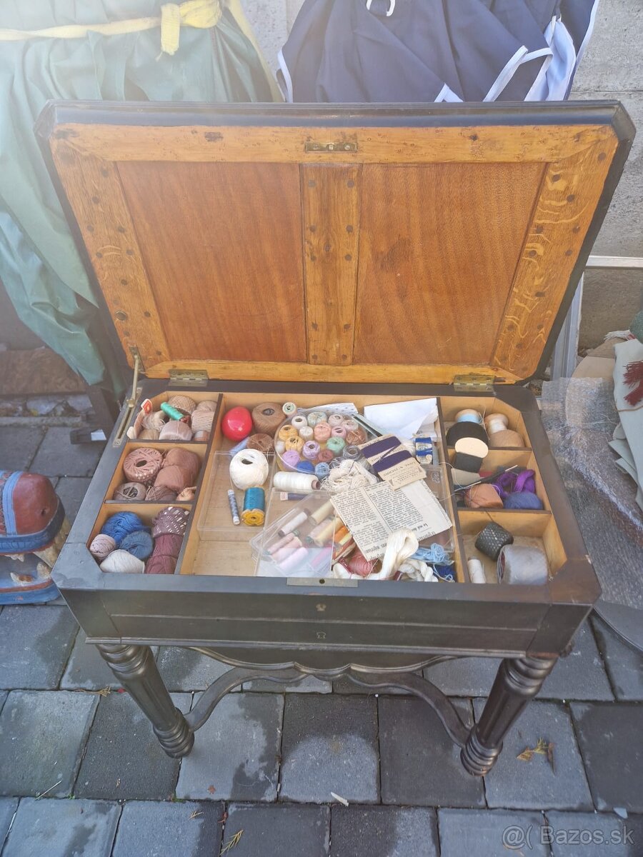 Predám starožitný šijací stolík v historiznom štýle - 3