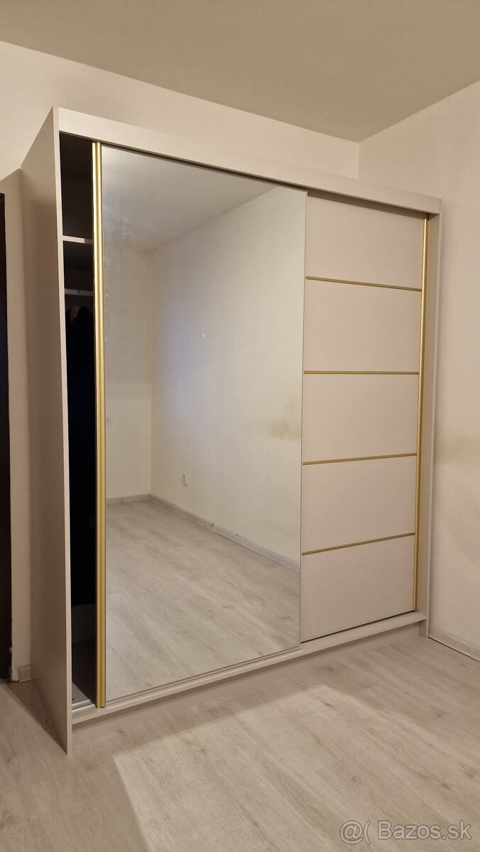 Predám kašmirovú bežovu šatnikovu skrinu - 3