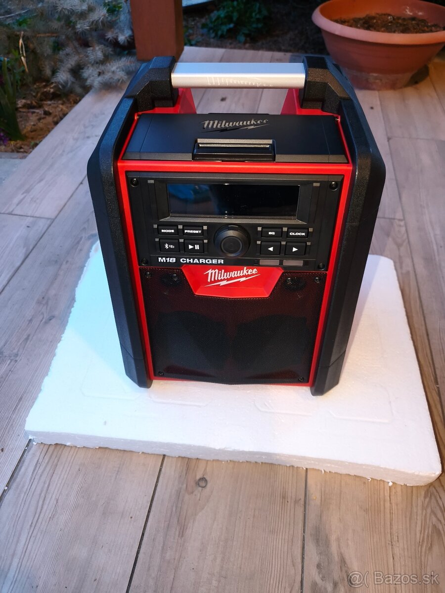 MILWAUKEE M18™ Bluetooth® Rádio / nabíjačka - 3