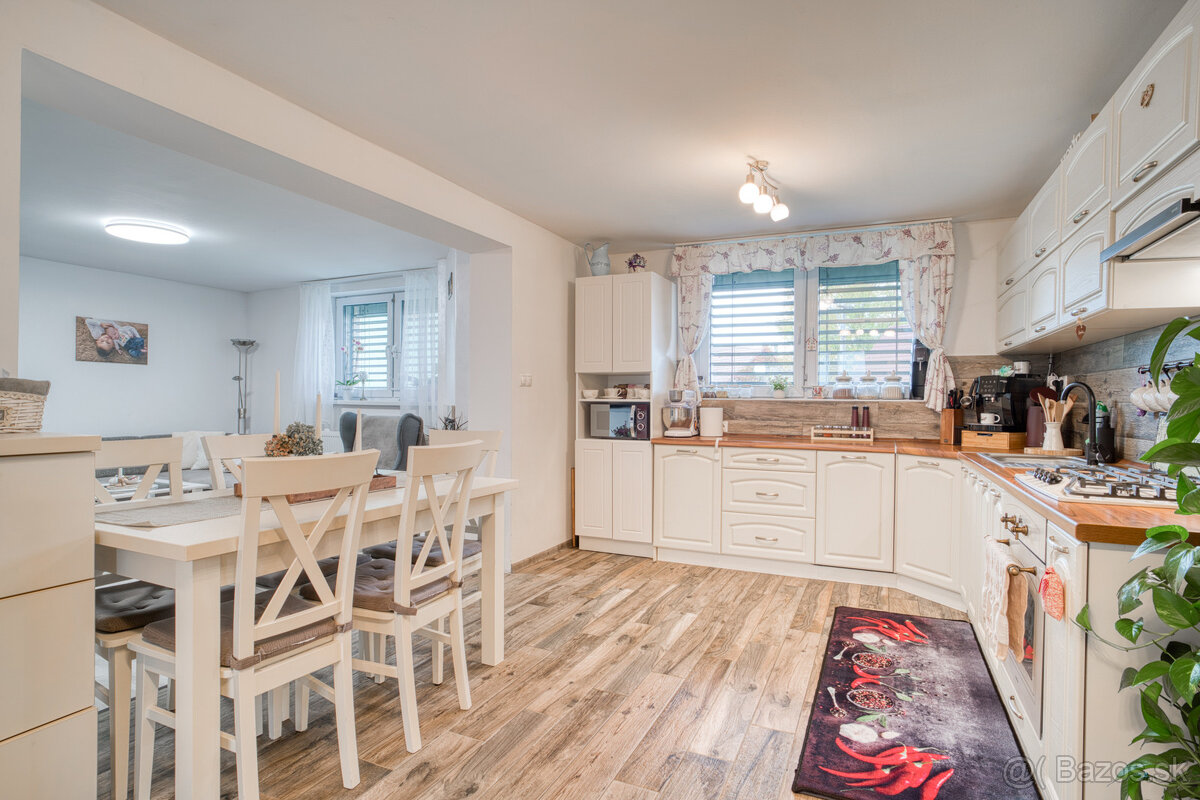 Na predaj priestranný 4-izbový rodinný dom v Malženiciach - 3