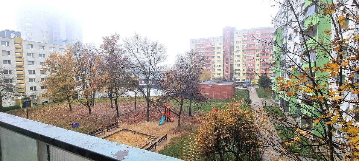 ČISTÝ 3i. BYT S NOVOU SEDAČKOU, POSTEĽAMI A KOBERCOM / BA IV - 3