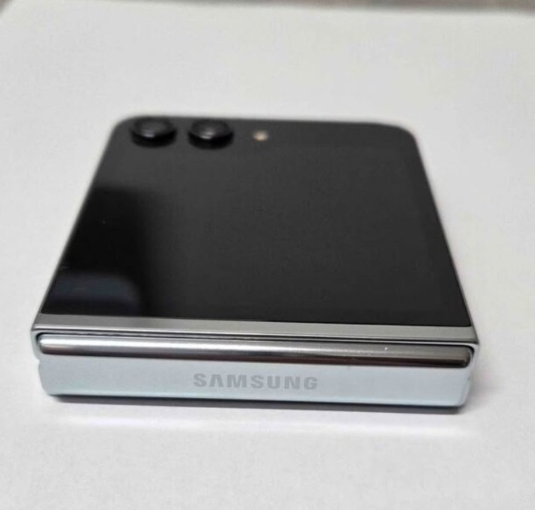 Predám Samsung Z Flip5 512gb - 3