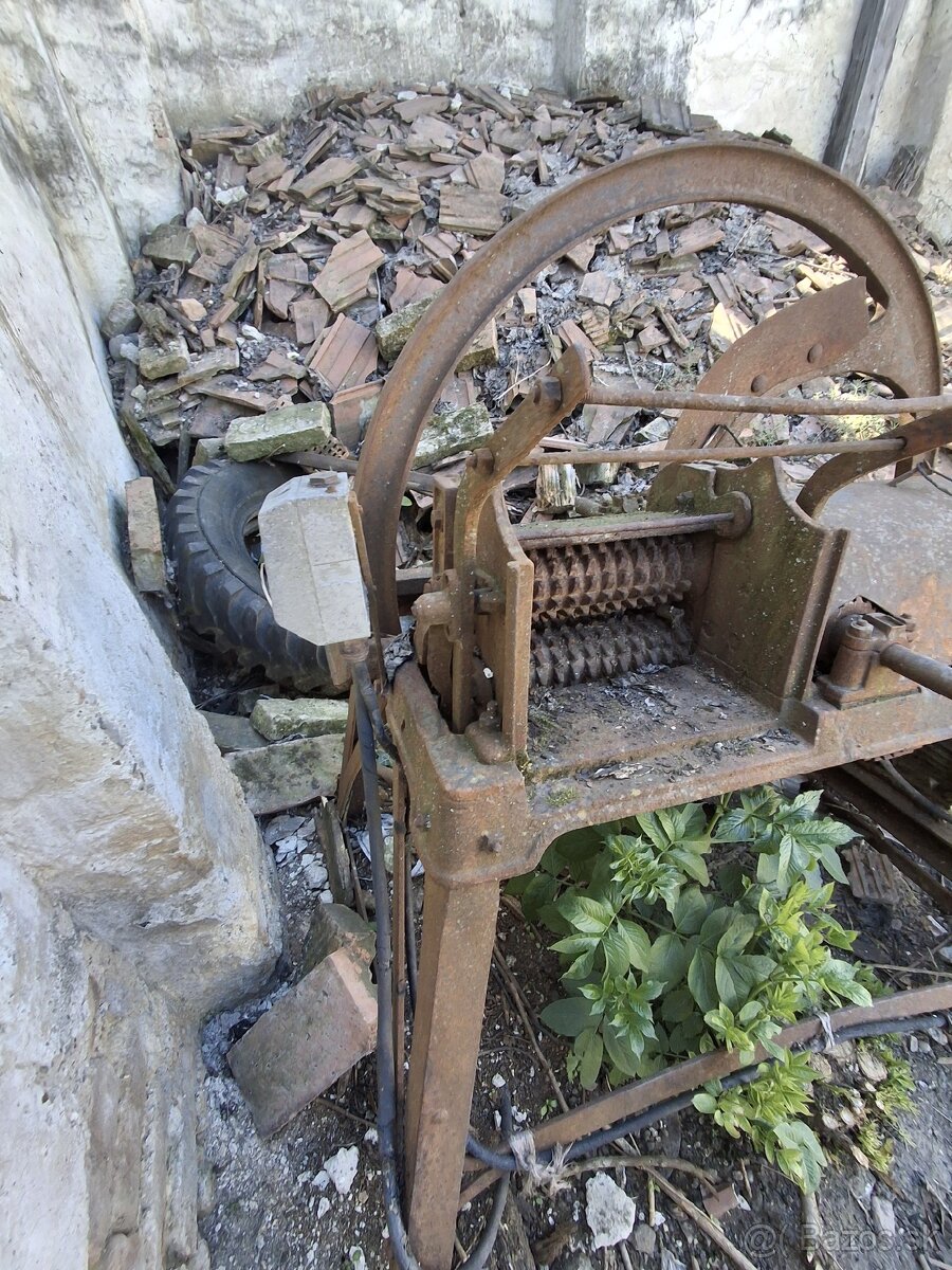 Lisovací stroj – dekorácia do záhrady 🌿🛠️ - 3