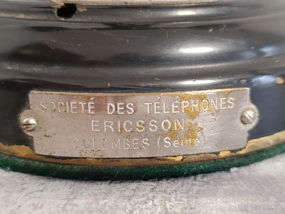 Velmi starý telefon s kruhovou základnou.se stítkem Ericsson - 3