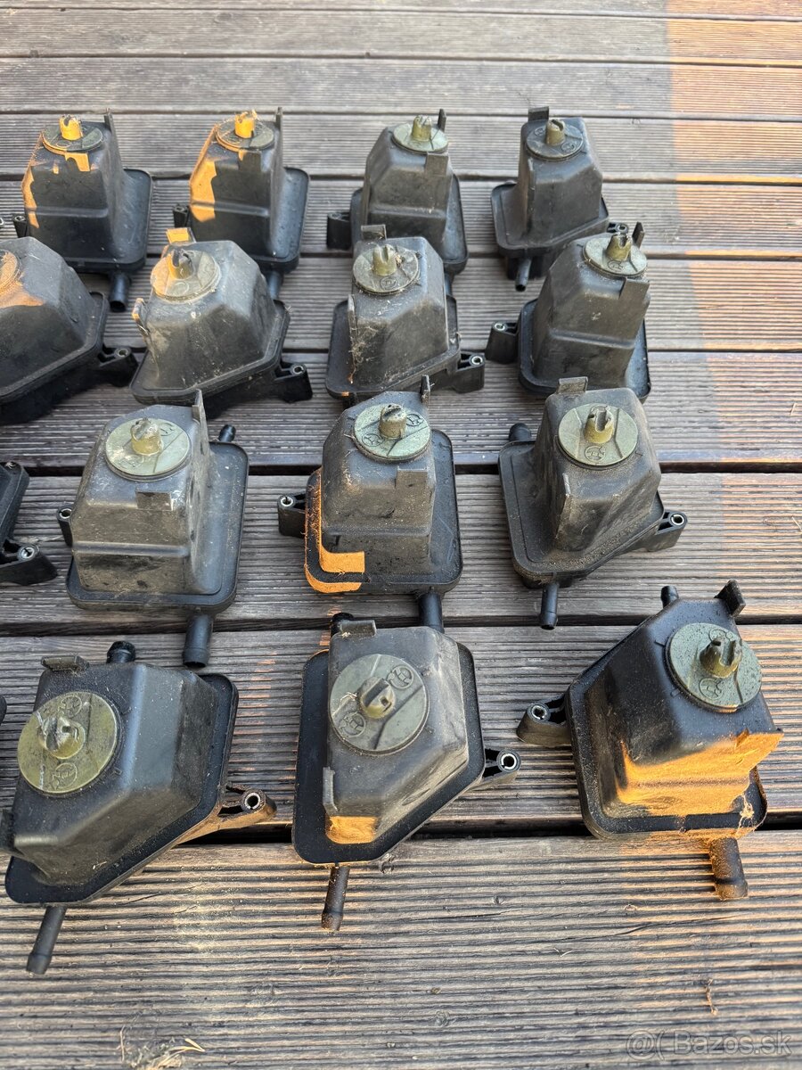 Nádobky na olej servoriadenia - 3