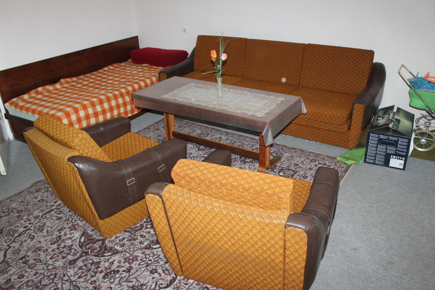 šicí stroj,skrina, knihovnička,sedačka. - 3