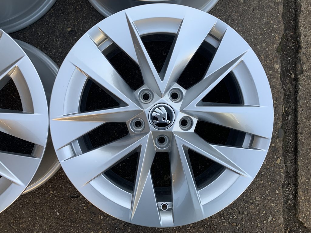 Alu ŠKODA OCTAVIA 4 R 17 originál + zimné pneu. - 3