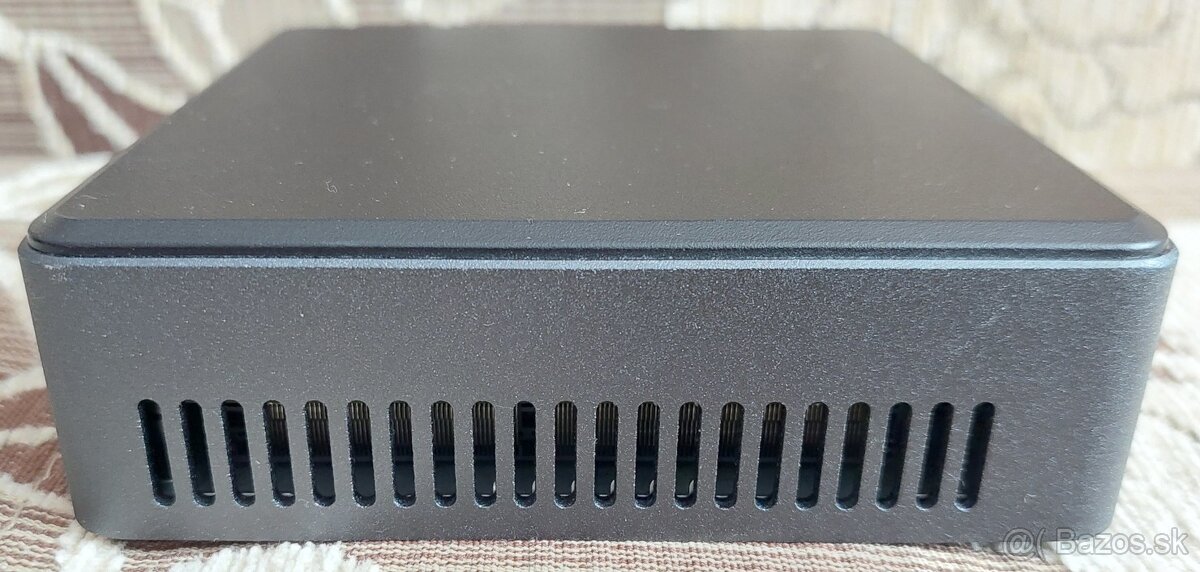 mini pocitac Intel NUC7i5DNK - 3