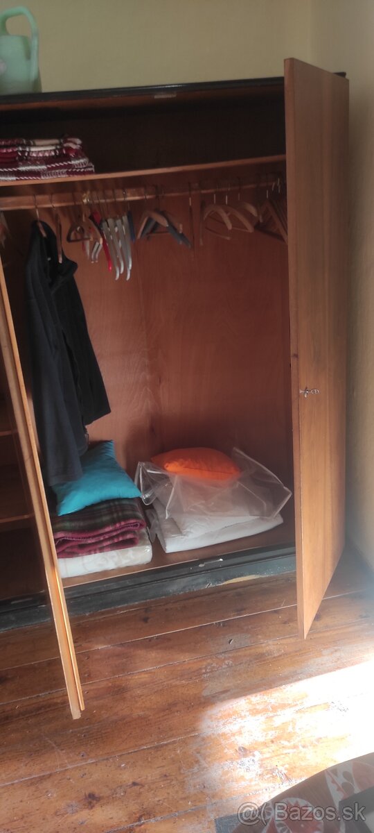 Trojdverová drevená skriňa - 3