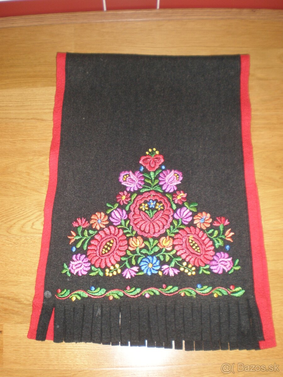 Ľudový, ručne vyšívaný koberček - 3
