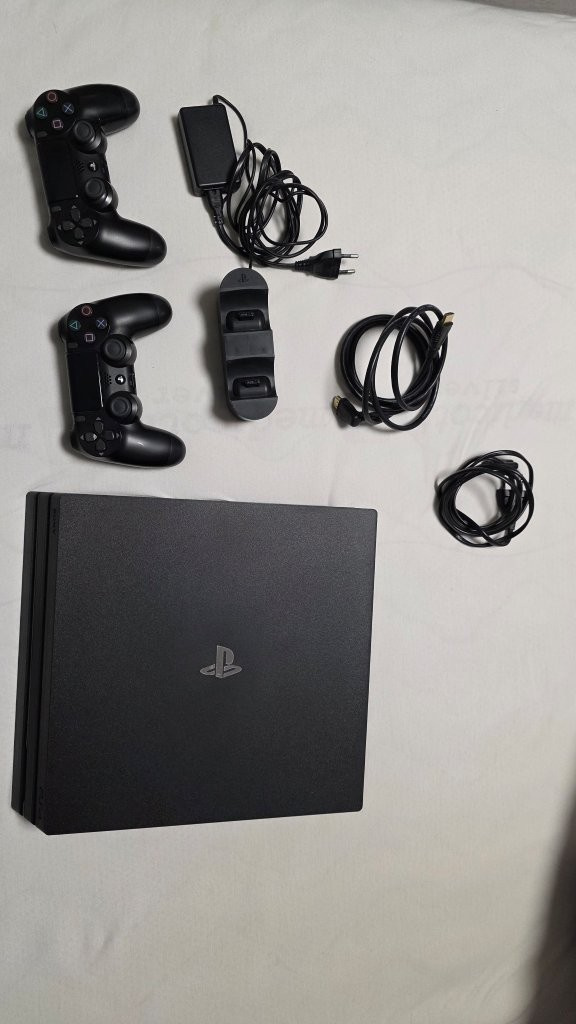 Predám PlayStation 4 PRO 1TB + 2 ovládače s nabíjačkou - 3