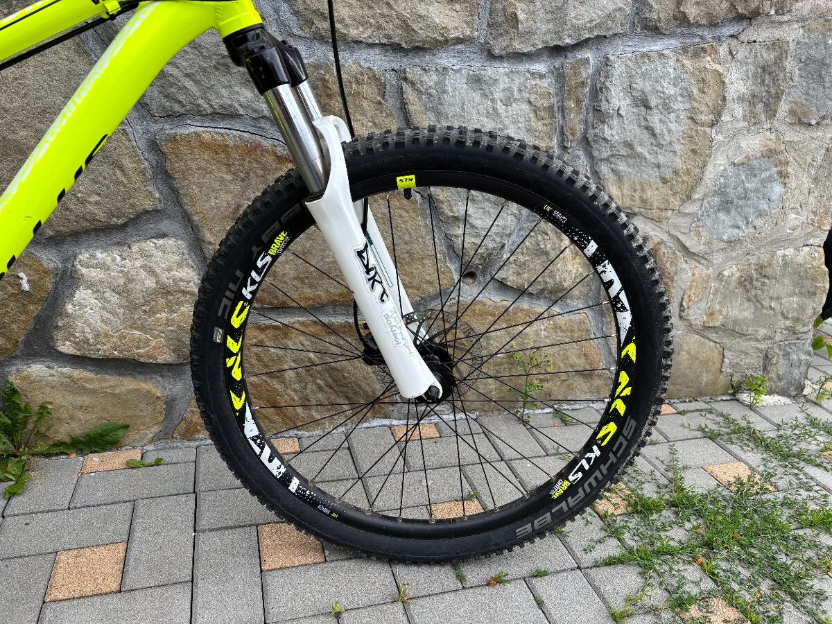 Kellys Whip 10, helma a chrániče - 3