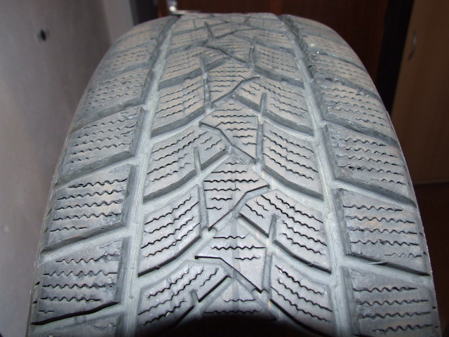 Predám zimné pneu Dunlop wintersport 5 215/60 R17 96H - 3