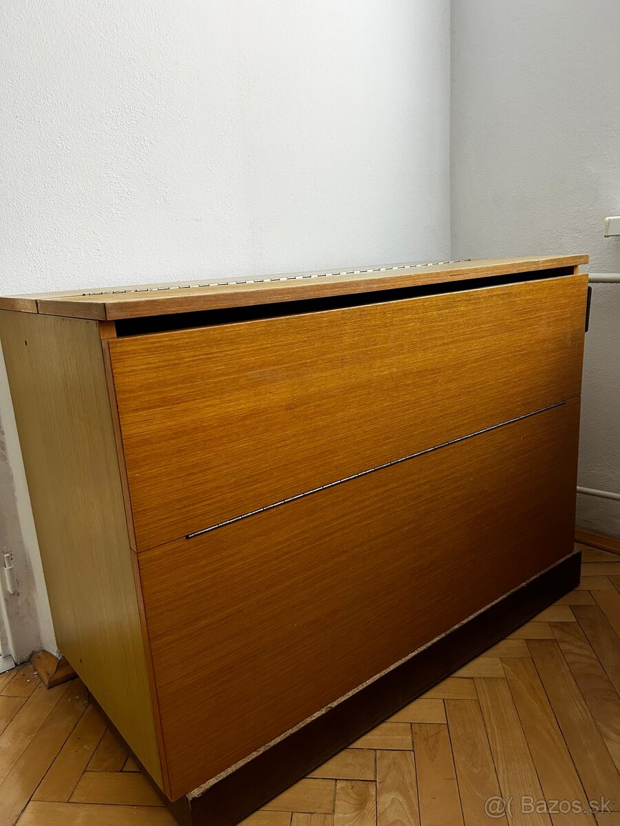 Skriňa, TV stolík, perinák, kreslá, sekretáre - 3