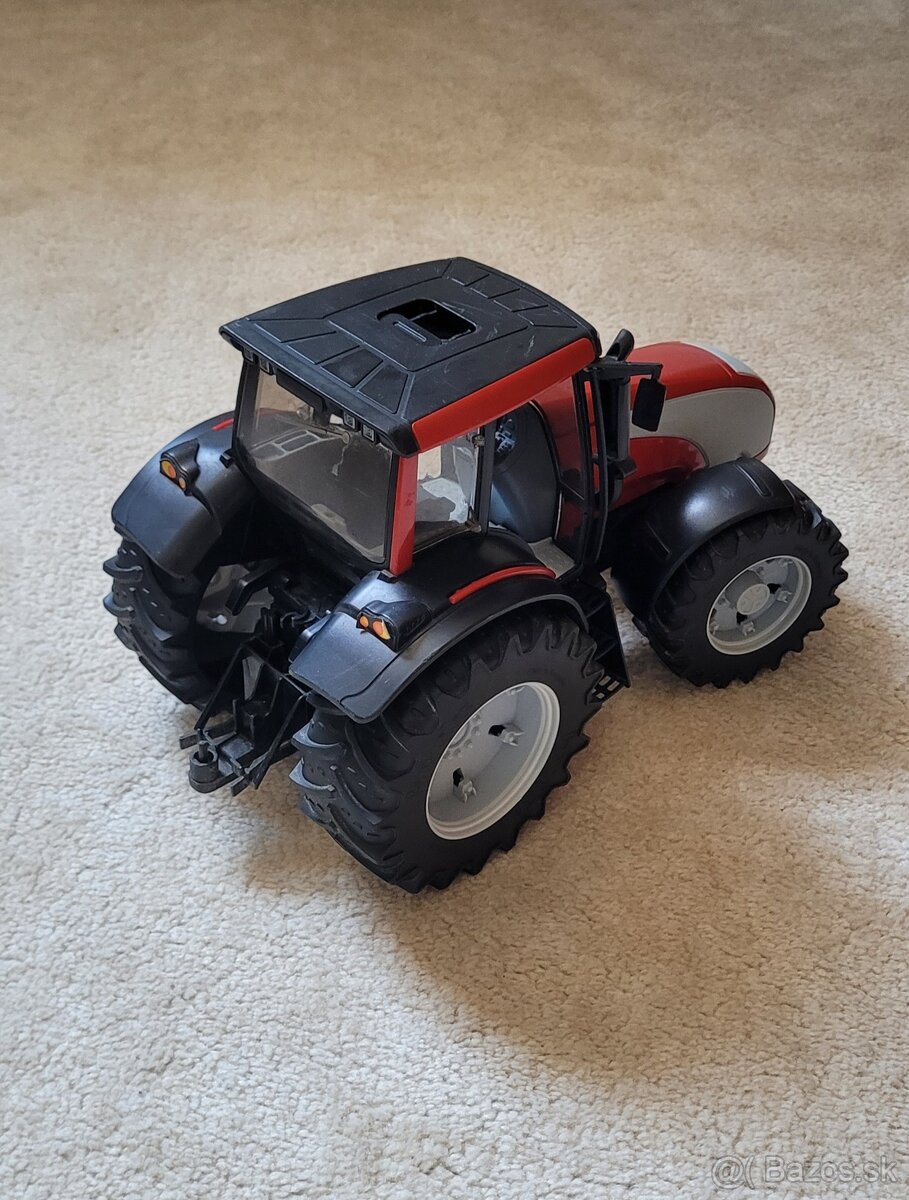 Bruder traktor Valtra - 3