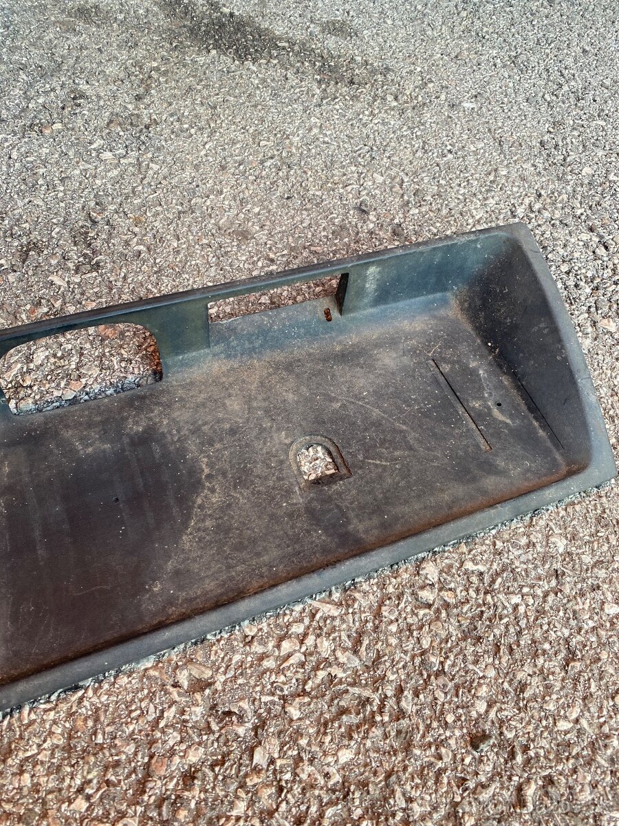 Bmw e30 kryt pod zadnú špz - 3