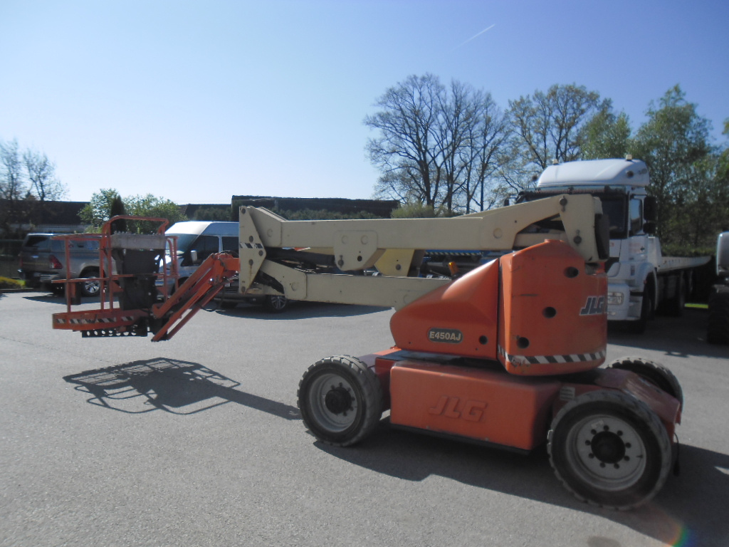 Kĺbová pracovná plošina JLG E450AJ - 3