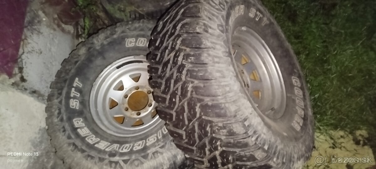 Nissan Patrol 35x12.5 R15 pneu v slušnom stave dezén na fot