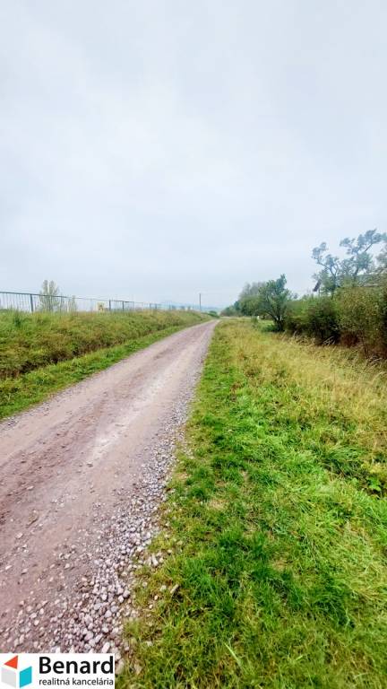 NA PREDAJ POZEMOK VHODNÝ NA VÝSTAVBU RODINNÝCH DOMOV. - 3