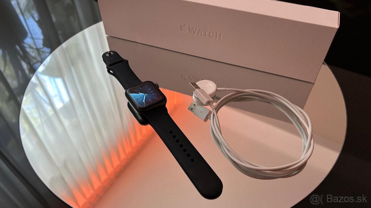 Apple Watch Series 6 44mm – čierne - 3