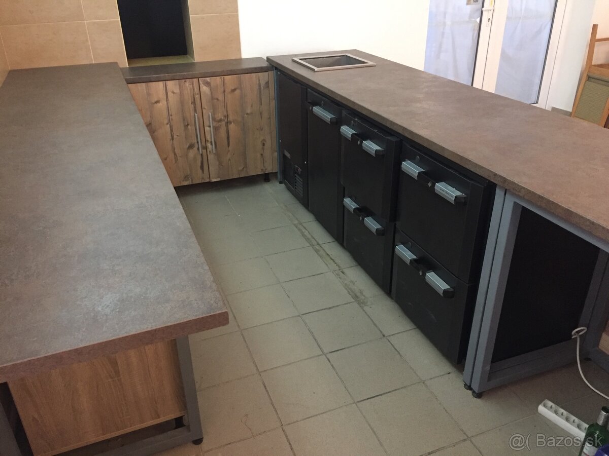 Zariadenie Gastro: Rohový barový pult s príslušenstvom - 3