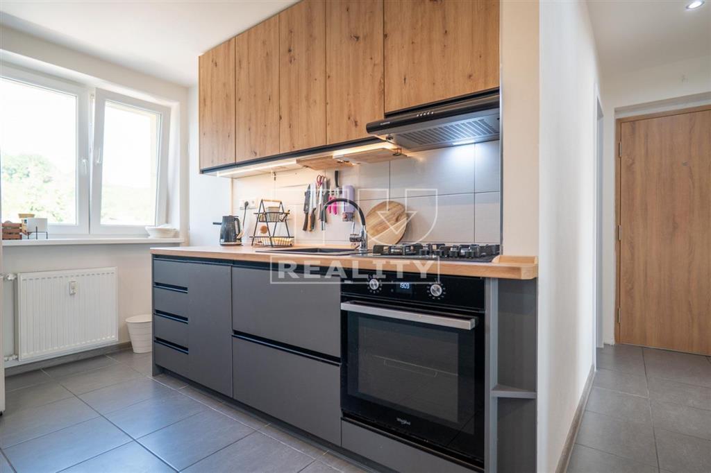 REZERVOVANÉ - Priestranný dvojizbový tehlový byt - 69 m2... - 3