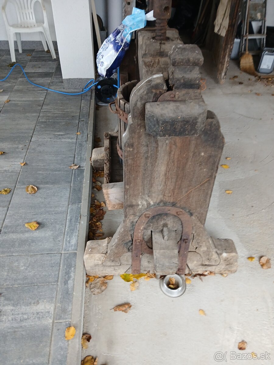 starý drevený lis na hrozno - 3