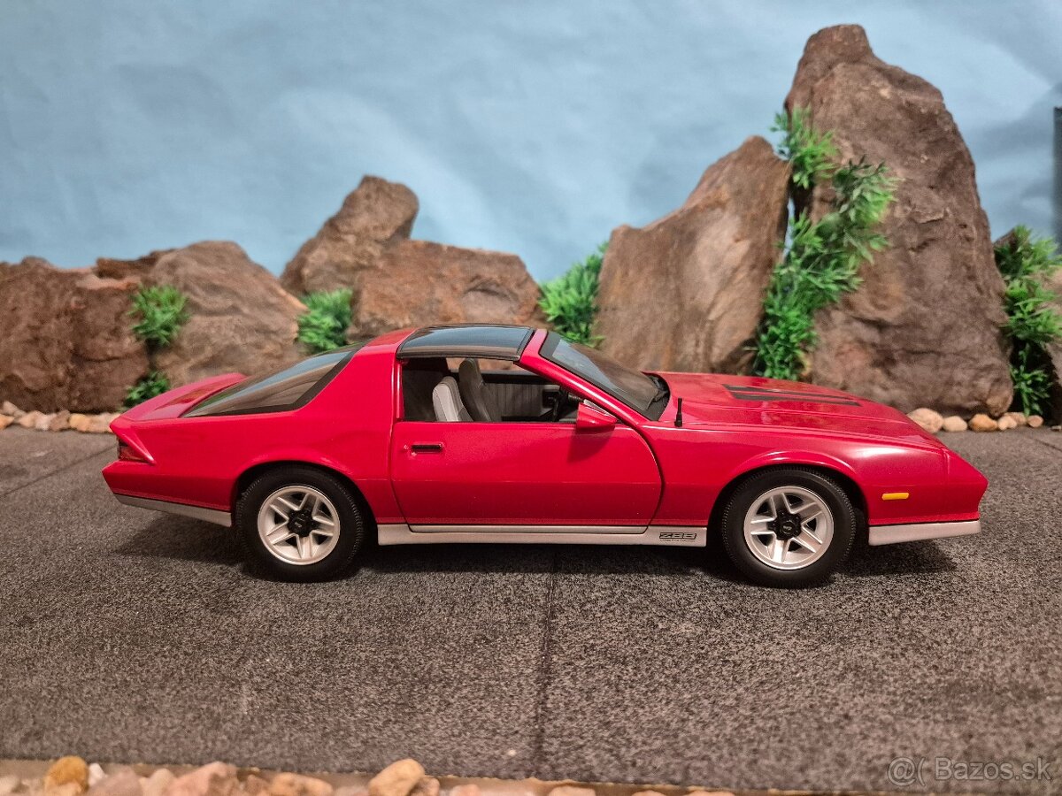 Prodám model 1:18 Chevrolet camaro 1982 - 3