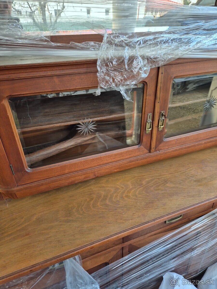 Starožitnost. Vitrína. Motív vinič - 3