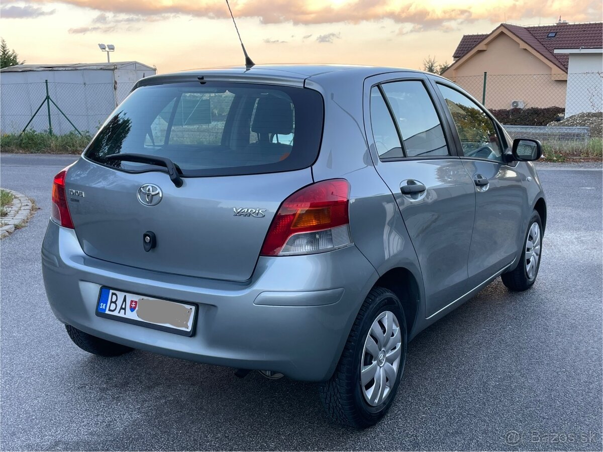 Toyota Yaris 1.0 VVTi, model 2010, 1. majiteľ, iba 82 000 km - 3