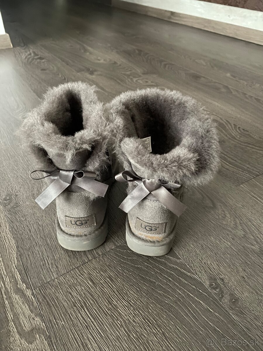 Dámske sivé UGG čižmy s mašľou - 3