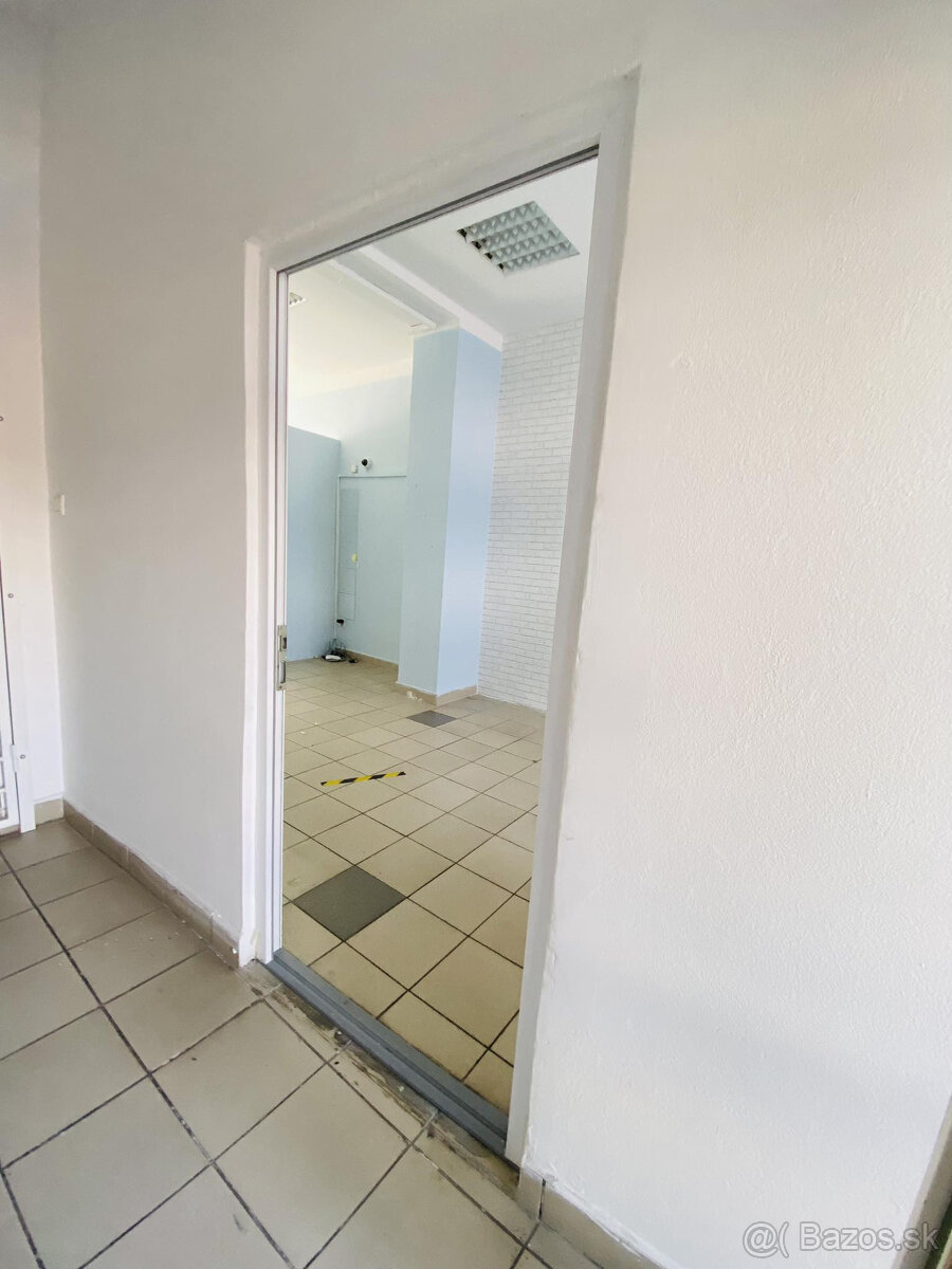 Na prenájom obchodný priestor 30 m2 v centre mesta Dunajská - 3
