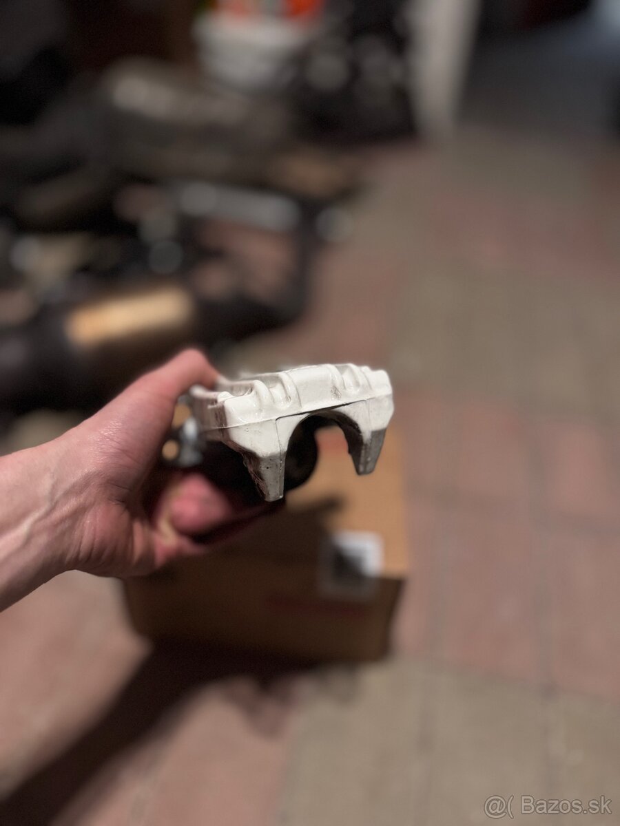 Brzdový strmen zadný-pravý - 3