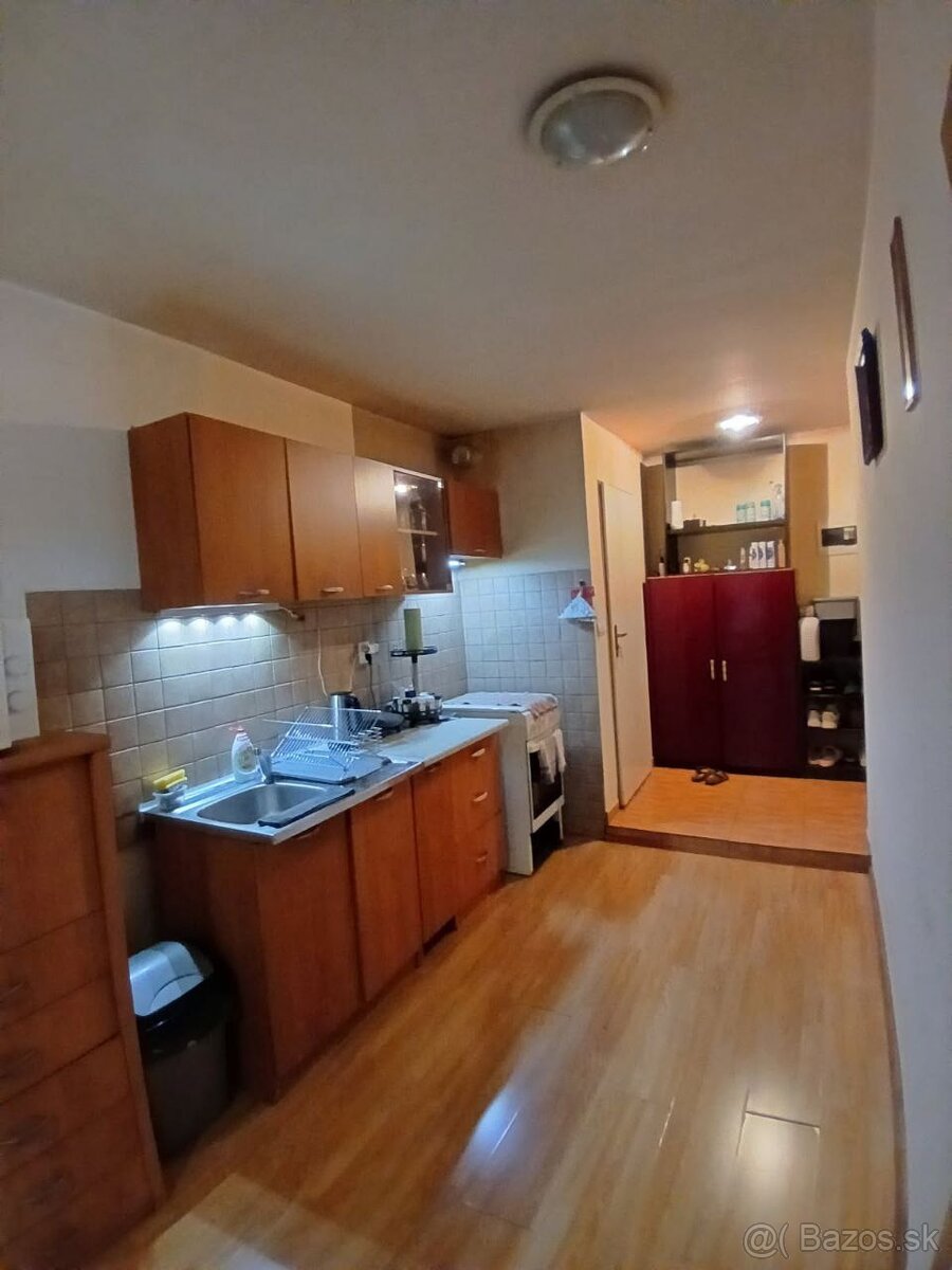 NA PREDAJ 2-izbový byt Hlohovec s parkovacím miestom - 3