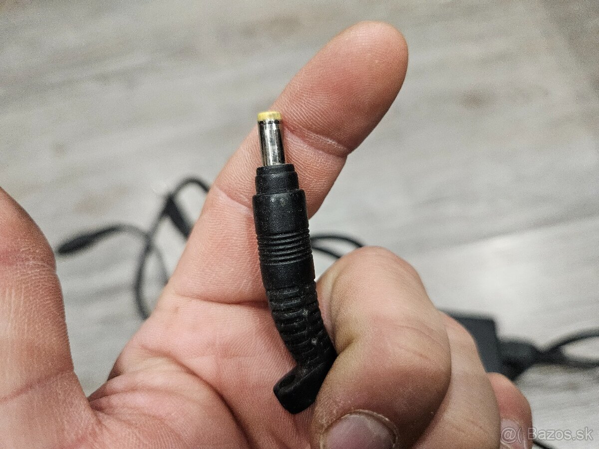 Nabijacka na HP a na Toshibu. Kus 15e - 3