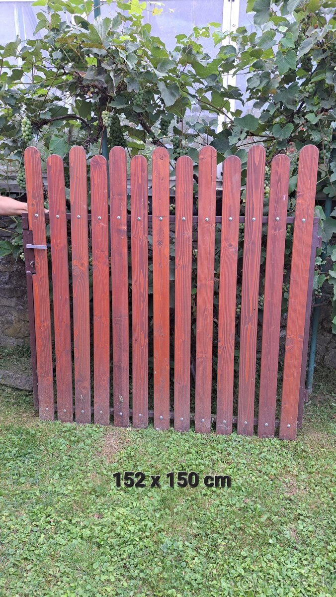 Drevený plot s bránou - 3