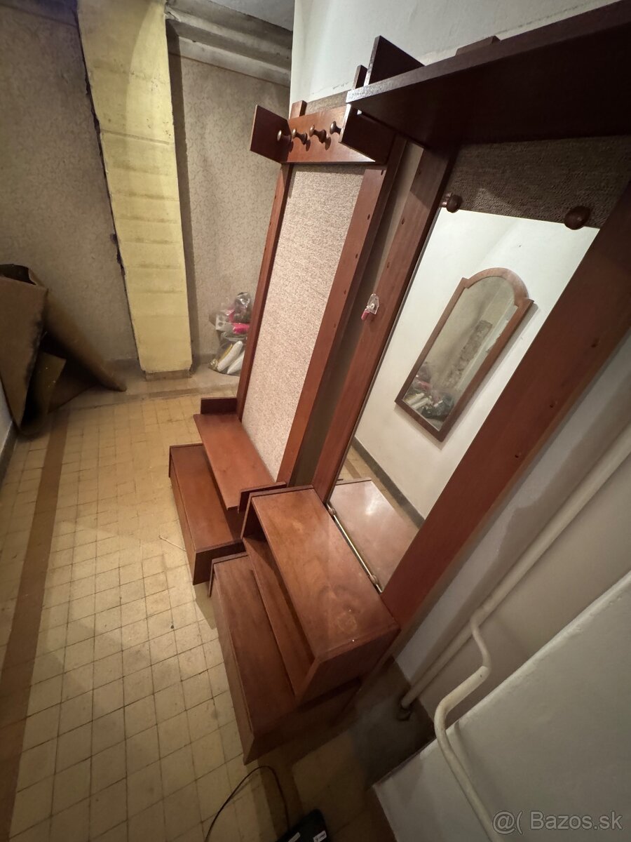 Botnik aj s vesiakmi a poličkami - 3