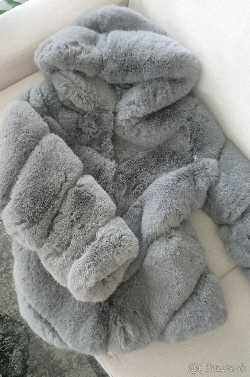 Moderný dámsky sivý kožušinový kabát s kapucňou NOVY - 3