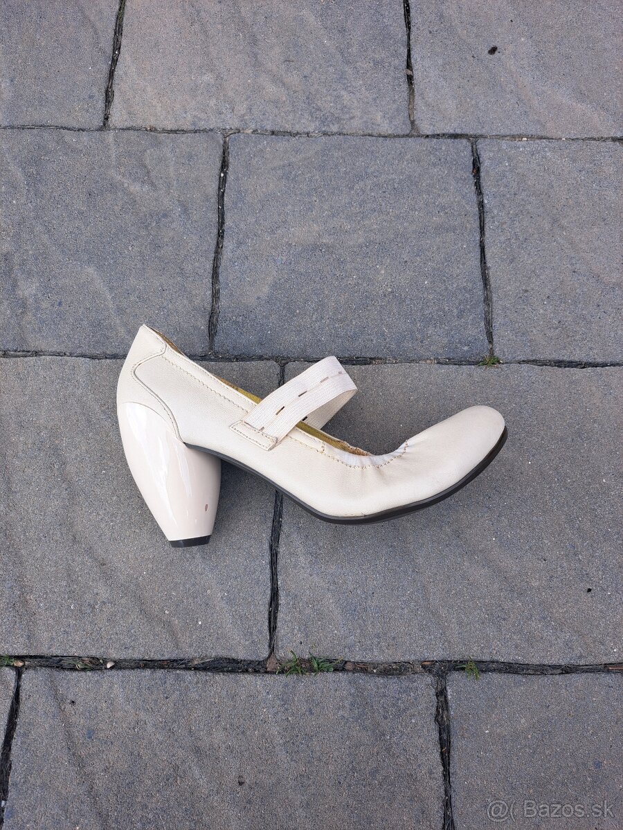 Topánky smotanovej farby so zaujímavým opätkom - 3