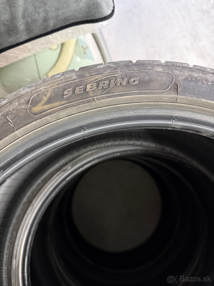 235/40 R19 - 3