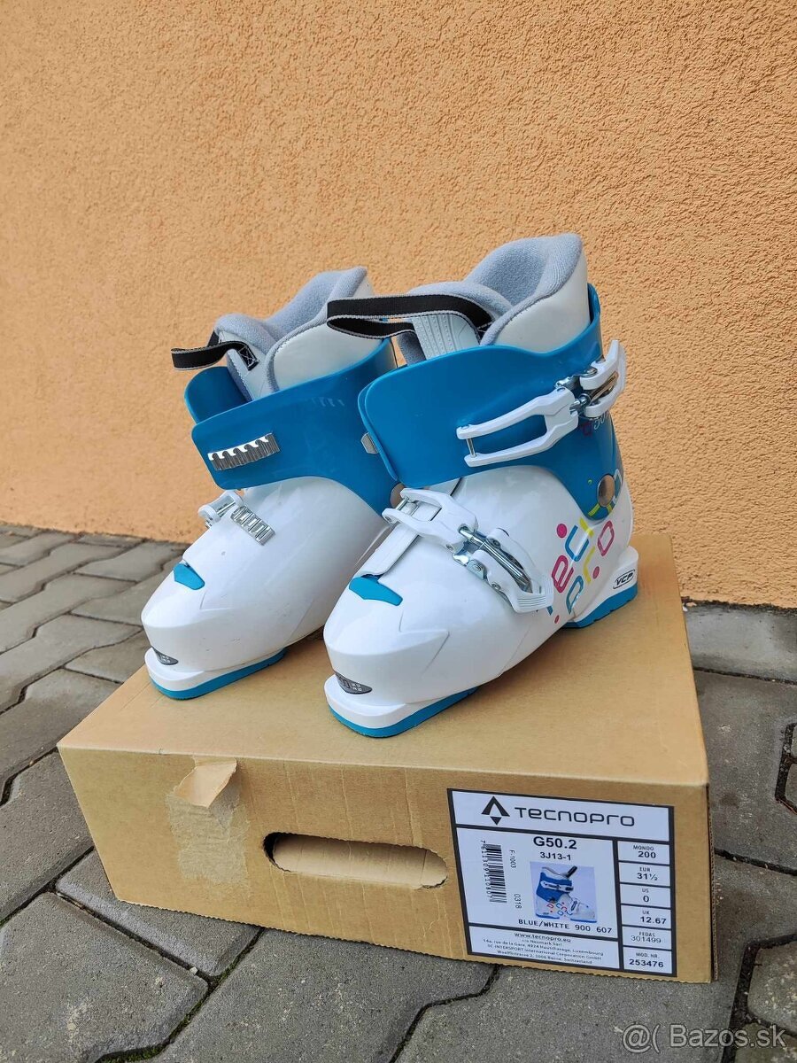 Lyže, lyžiarky a lyžiarka prilba - 3