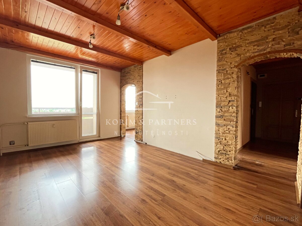 3-izbový byt v skvelej lokalite Komárna s dvomi loggiami a v - 3