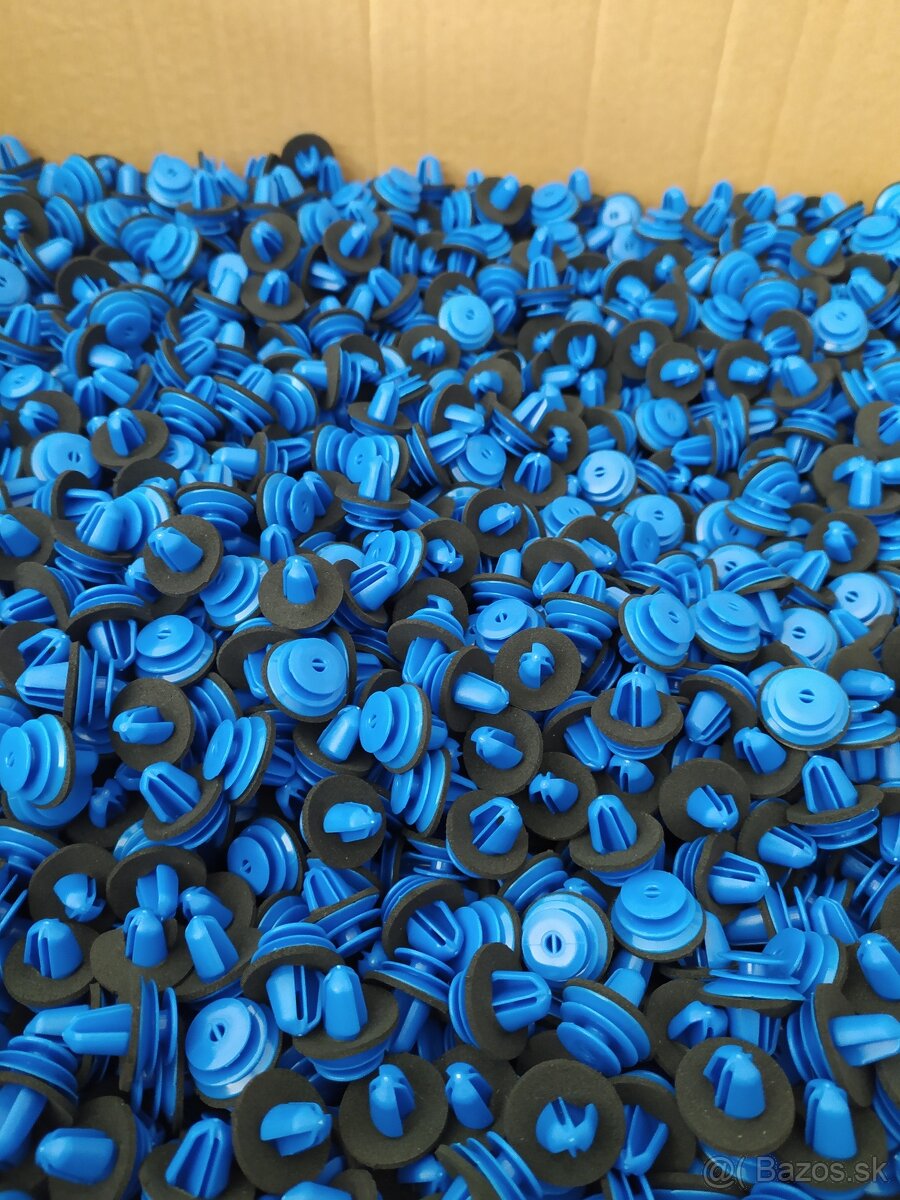 Plastové klipy uchyty na auto - 3