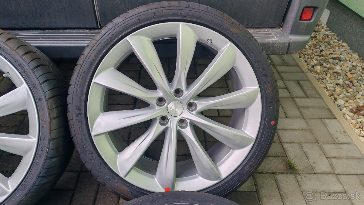 5x120 R22 --- TESLA MODEL X