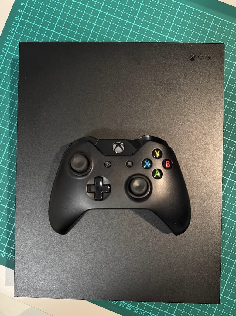 XBOX One X 1TB + 1 ovládač + 1 hra - 3