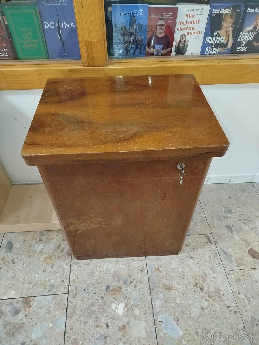 LADA--skrinkový šijací stroj--plne funkčný,v krásnom stave-- - 3