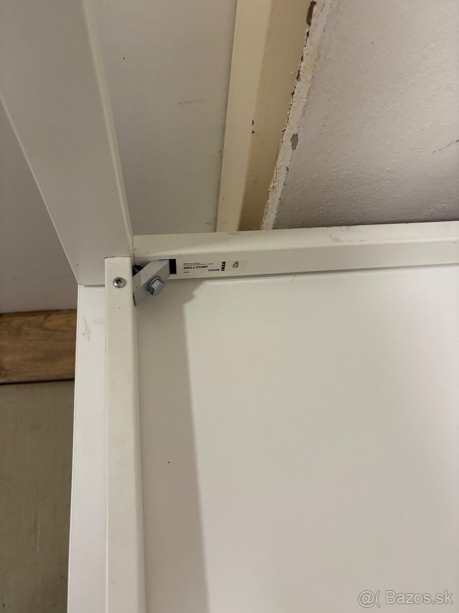 Biely stôl s kovovou konštrukciou - 3