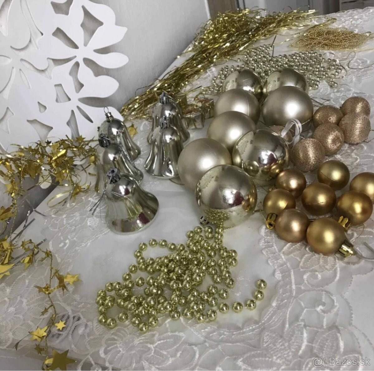 Vianočné gule a reťaze v zlatej a pieskovej farbe. - 3